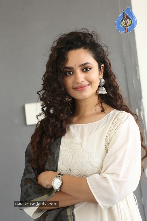 Malavika Nair Latest Photos - 17 / 20 photos