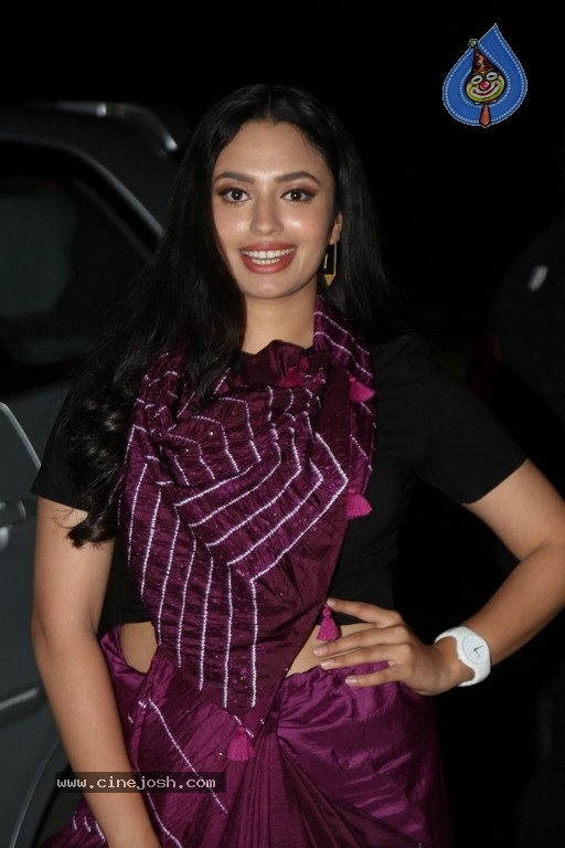 Malavika Nair New Photos - 14 / 21 photos