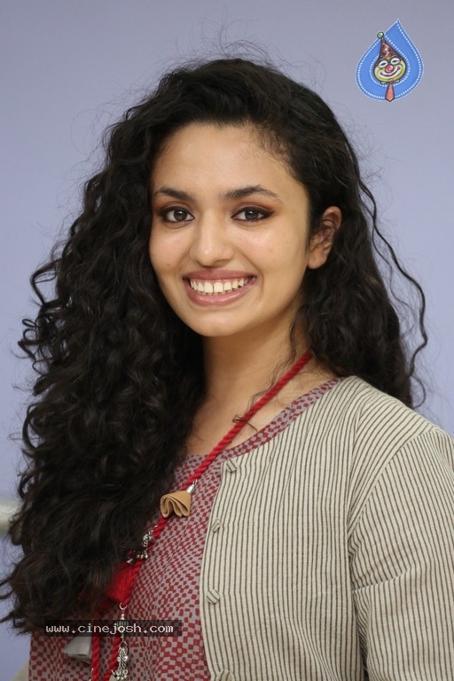 Malavika Nair Stills - 10 / 42 photos