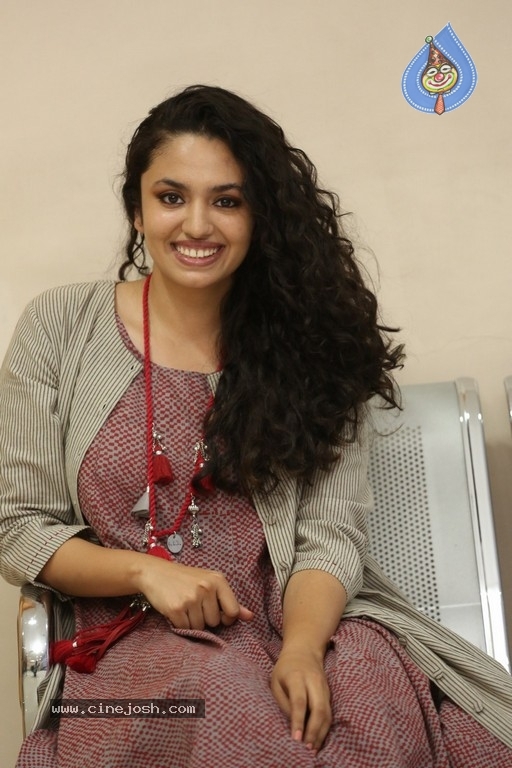 Malavika Nair Stills - 11 / 42 photos