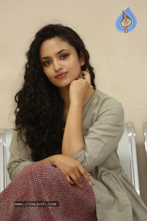 Malavika Nair Stills - 15 / 42 photos