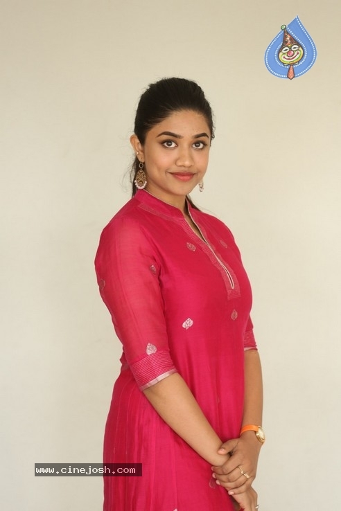 Malavika Satheesan Pics - 7 / 21 photos