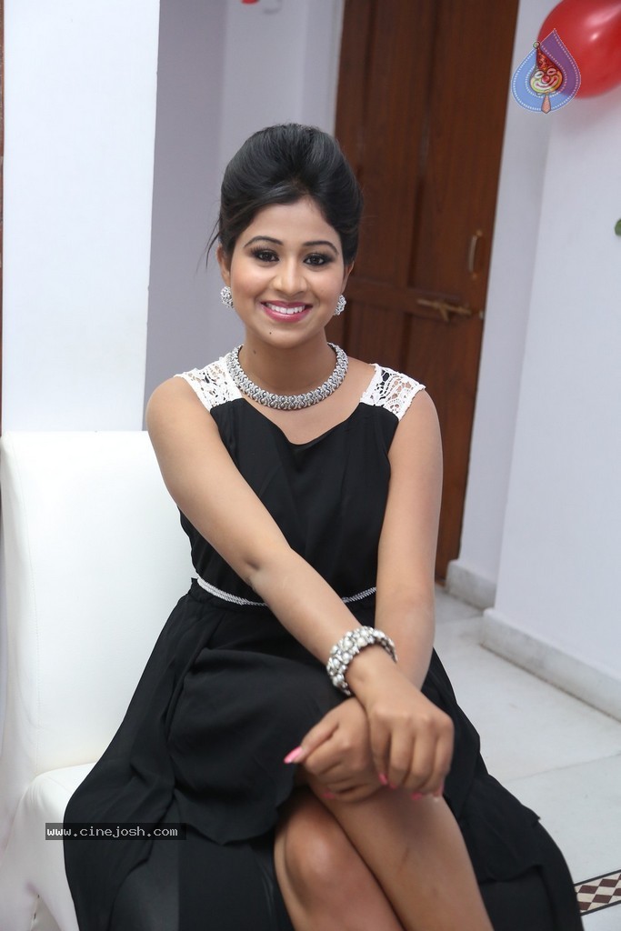 Manali Rathod Hot Stills - 26 / 134 photos