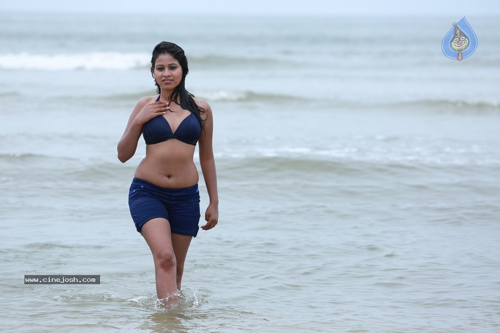 Manali Rathode Hot Stills - 8 / 12 photos