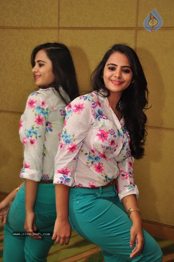 Manasa New Stills - 18 / 59 photos