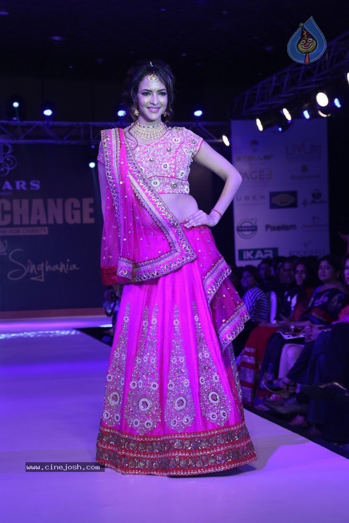 Manchu Lakshmi at Teach for Change Fashion Show - 26 / 32 photos