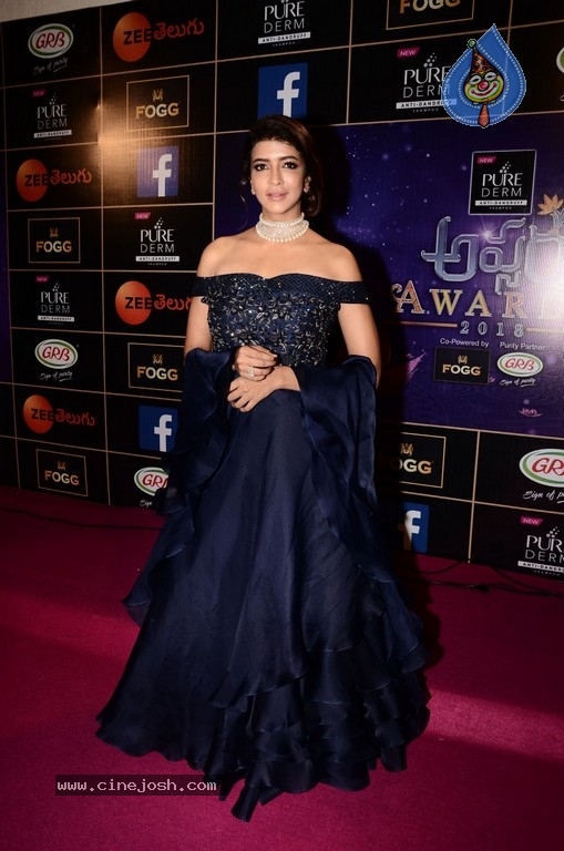 Manchu Lakshmi At Zee Apsara Awards - 5 / 34 photos