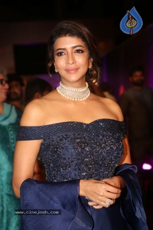 Manchu Lakshmi At Zee Apsara Awards - 21 / 34 photos