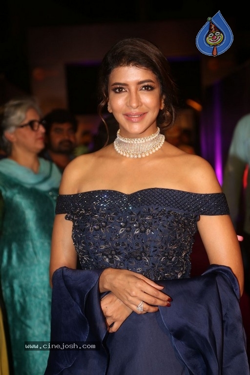 Manchu Lakshmi At Zee Apsara Awards - 22 / 34 photos