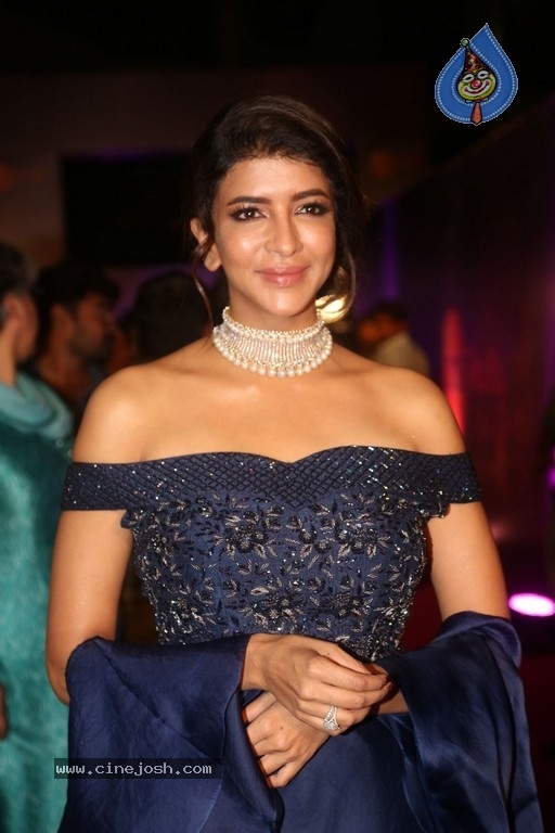 Manchu Lakshmi At Zee Apsara Awards - 24 / 34 photos