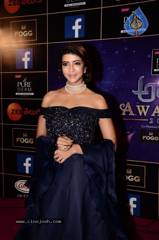 Manchu Lakshmi At Zee Apsara Awards - 33 / 34 photos
