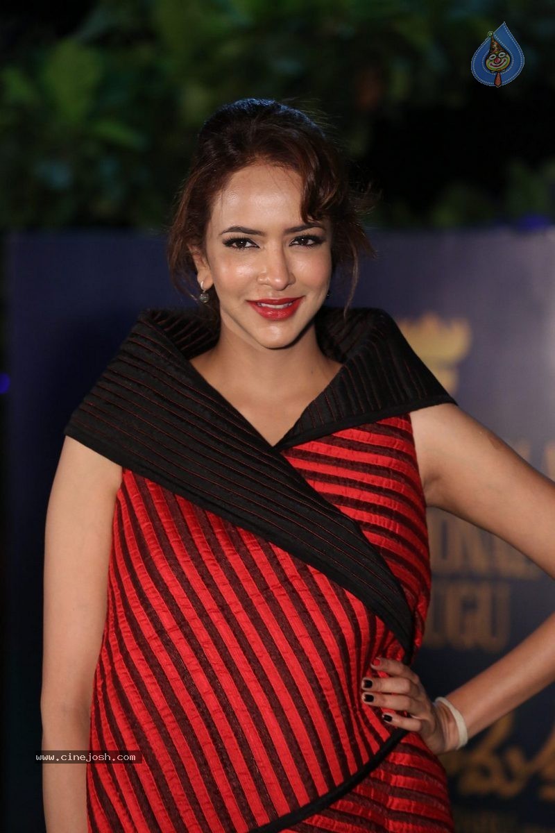 Manchu Lakshmi New Stills - 17 / 52 photos