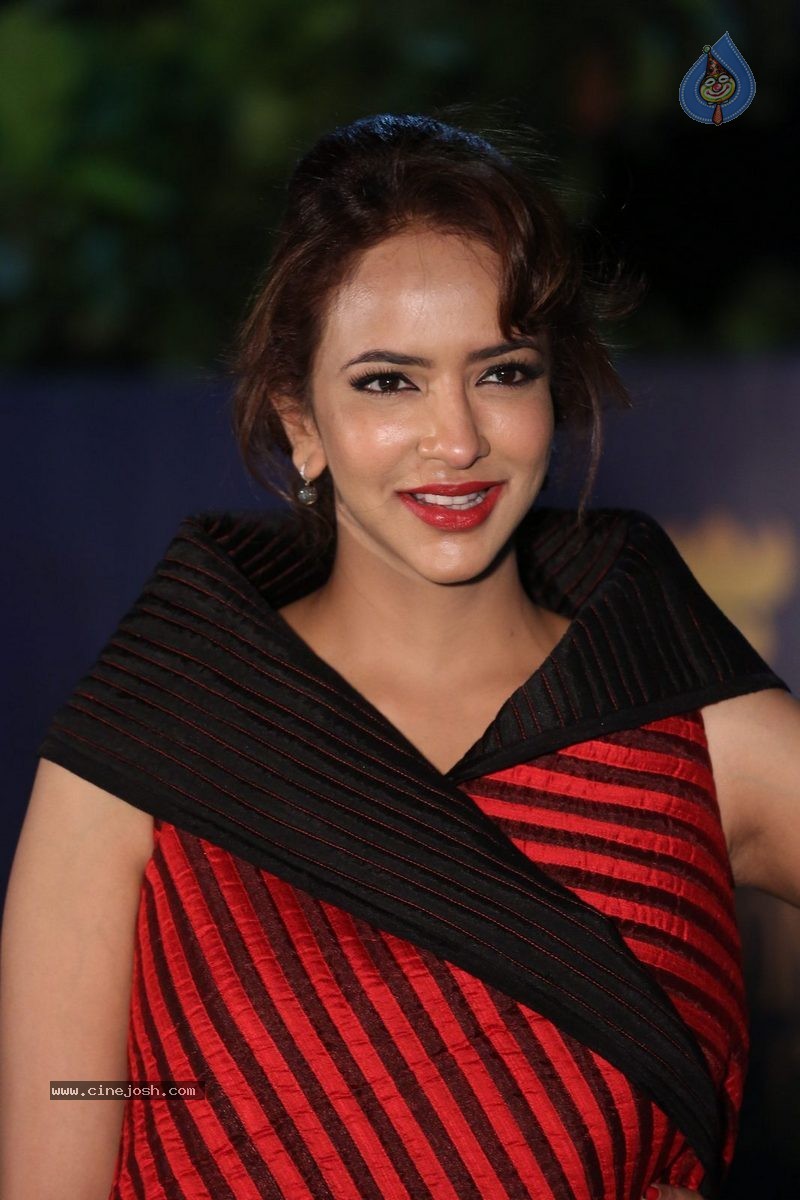 Manchu Lakshmi New Stills - 20 / 52 photos