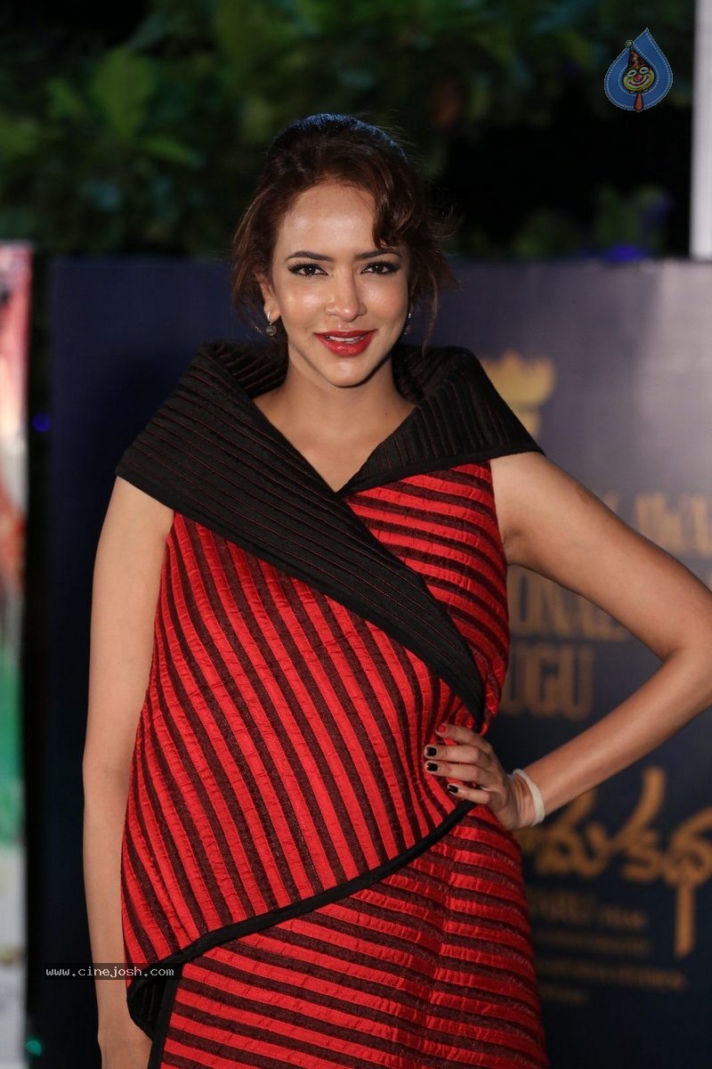 Manchu Lakshmi New Stills - 37 / 52 photos