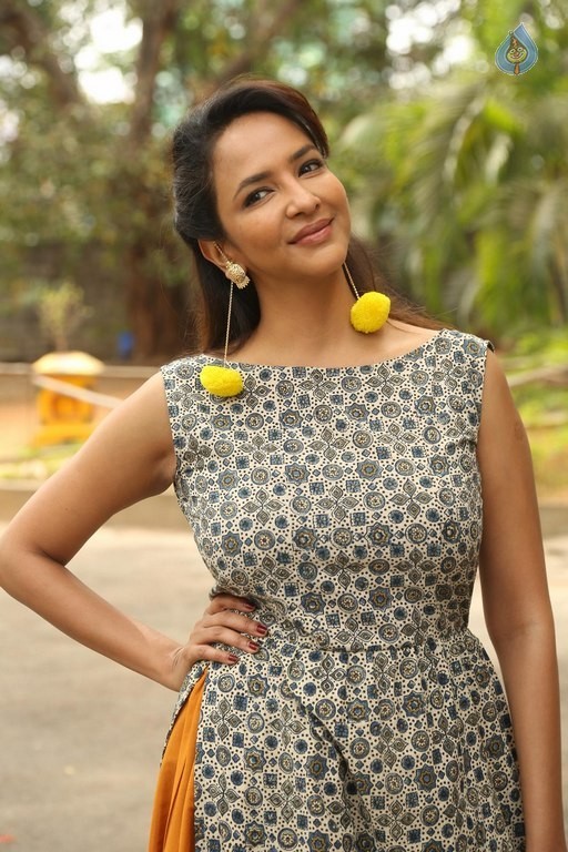 Manchu lakshmi Pics - 14 / 28 photos
