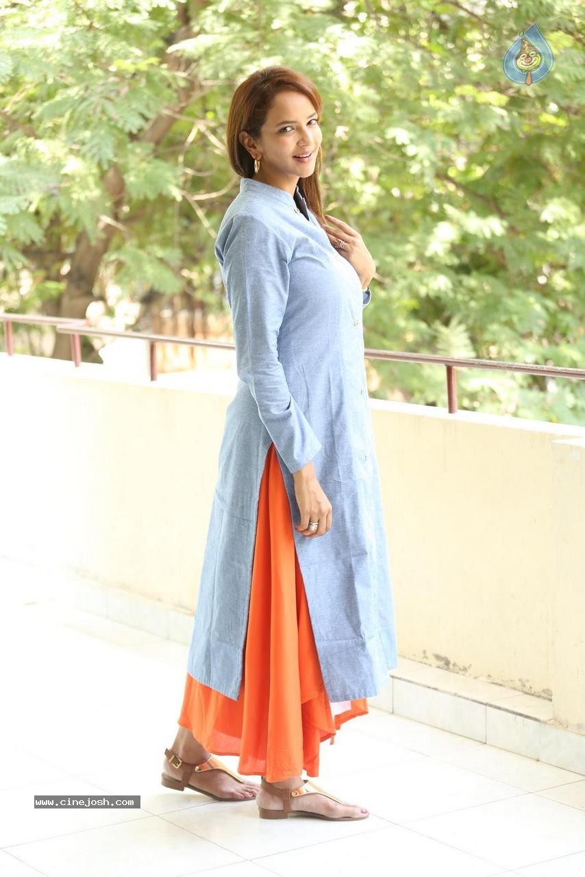 Manchu Lakshmi Prasanna Photos - 18 / 58 photos