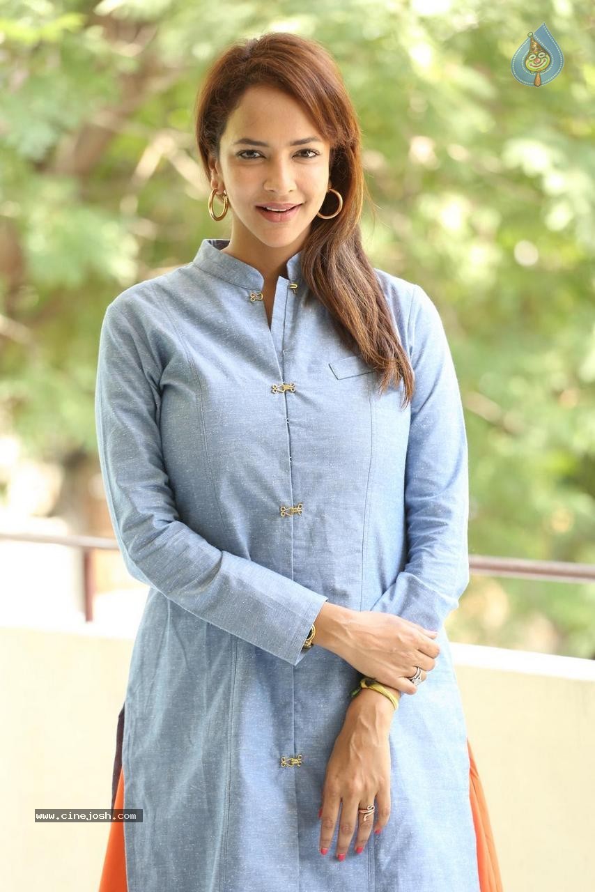 Manchu Lakshmi Prasanna Photos - 23 / 58 photos