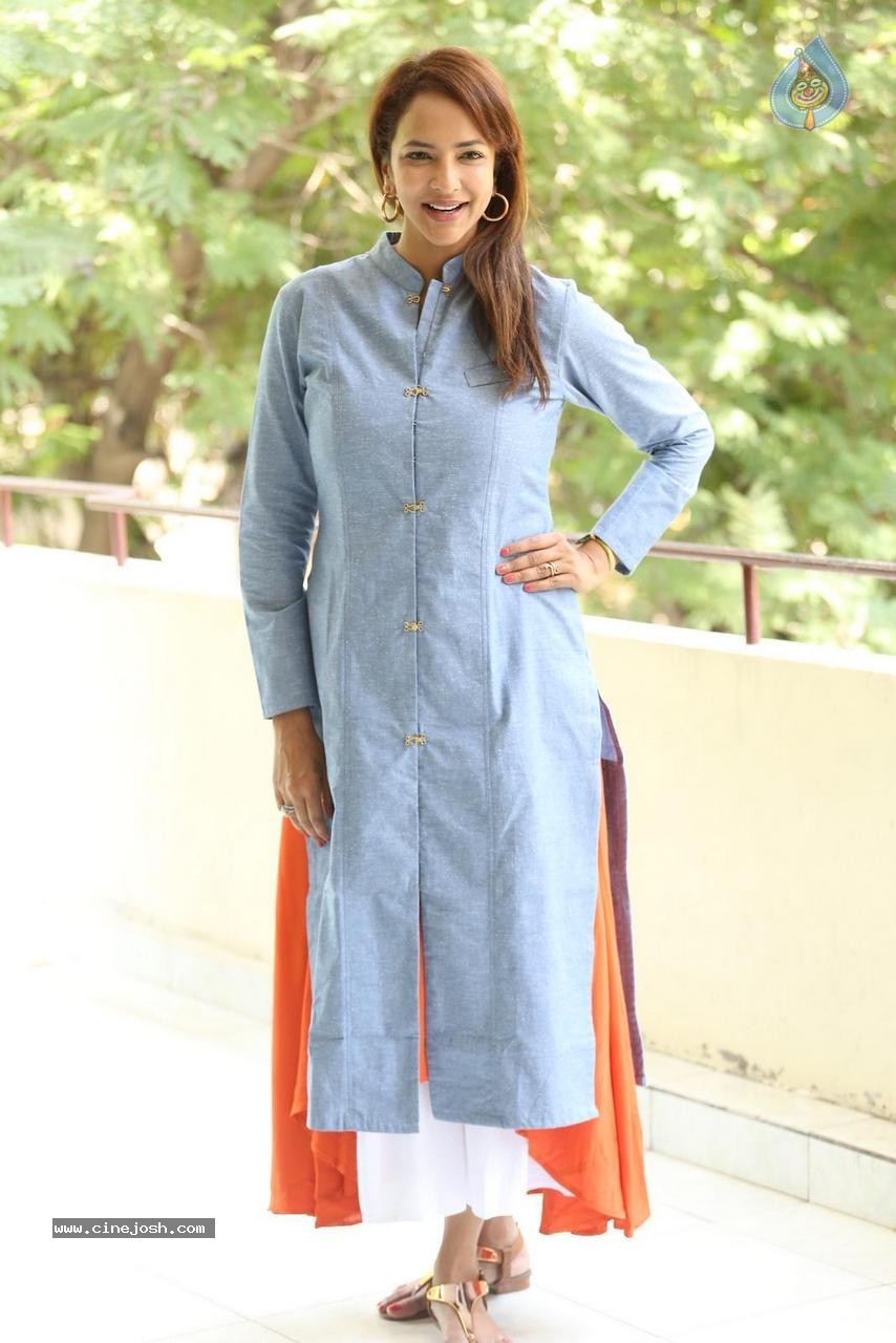 Manchu Lakshmi Prasanna Photos - 34 / 58 photos