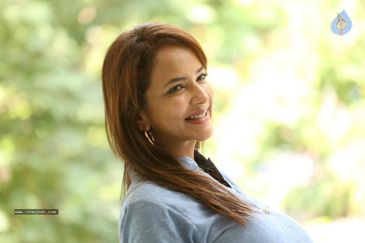 Manchu Lakshmi Prasanna Photos - 42 / 58 photos