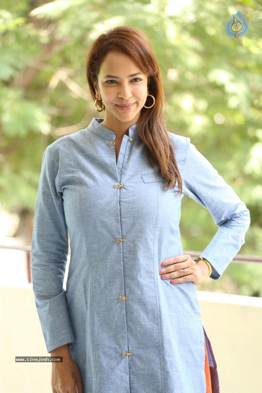 Manchu Lakshmi Prasanna Photos - 44 / 58 photos