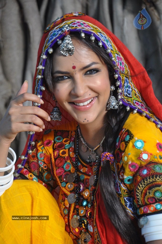 Manchu Lakshmi Prasanna Photos - 22 / 100 photos