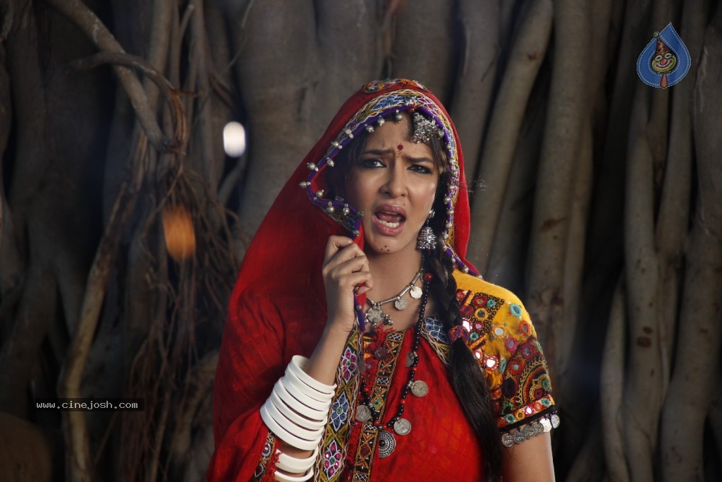 Manchu Lakshmi Prasanna Photos - 23 / 100 photos