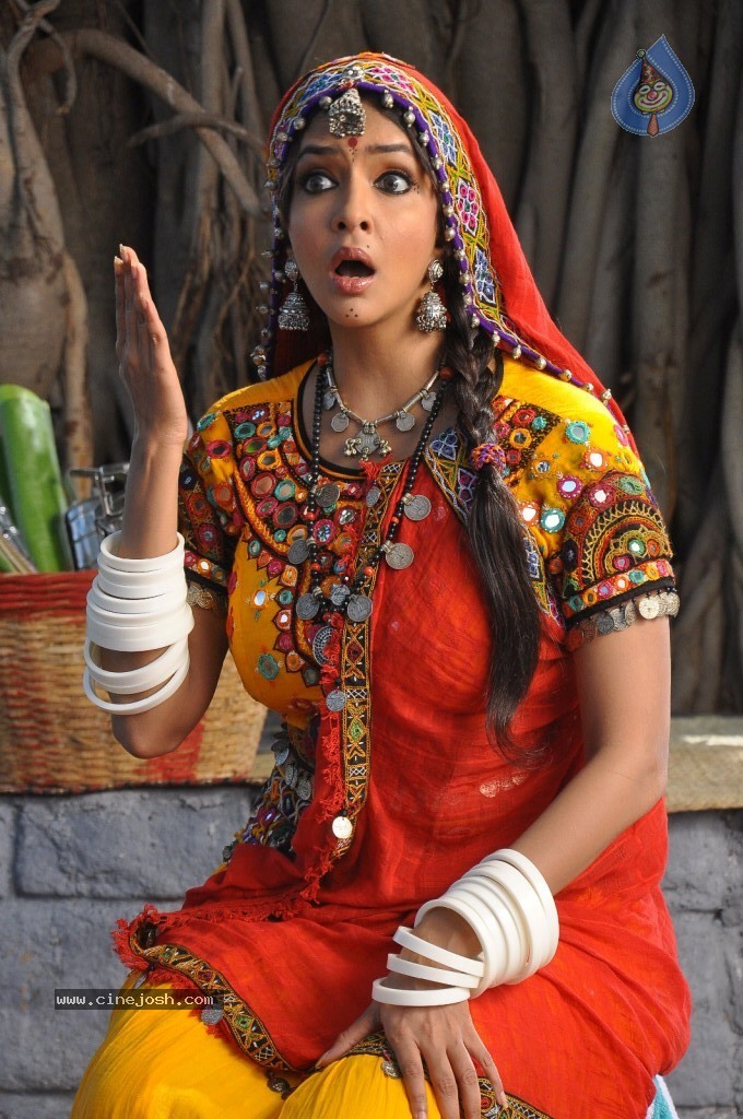 Manchu Lakshmi Prasanna Photos - 25 / 100 photos