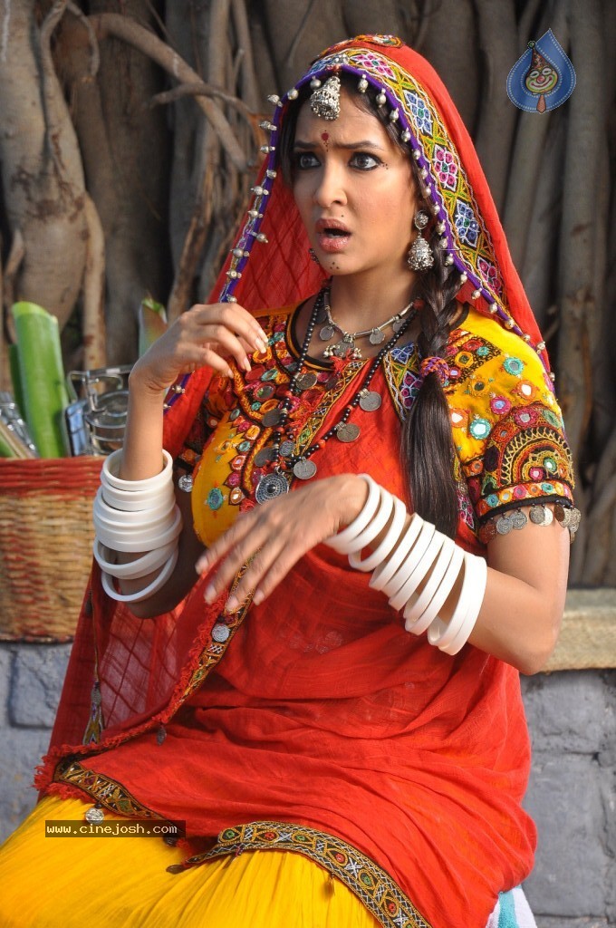 Manchu Lakshmi Prasanna Photos - 34 / 100 photos