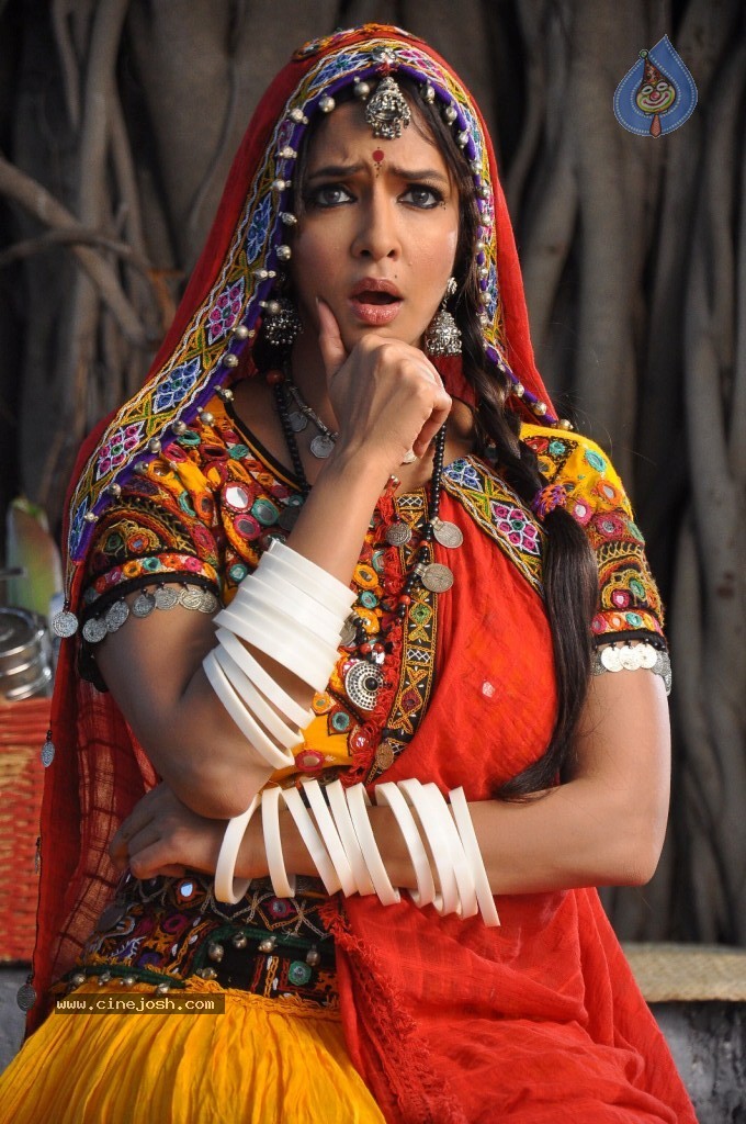 Manchu Lakshmi Prasanna Photos - 35 / 100 photos