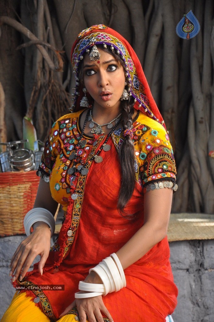 Manchu Lakshmi Prasanna Photos - 39 / 100 photos