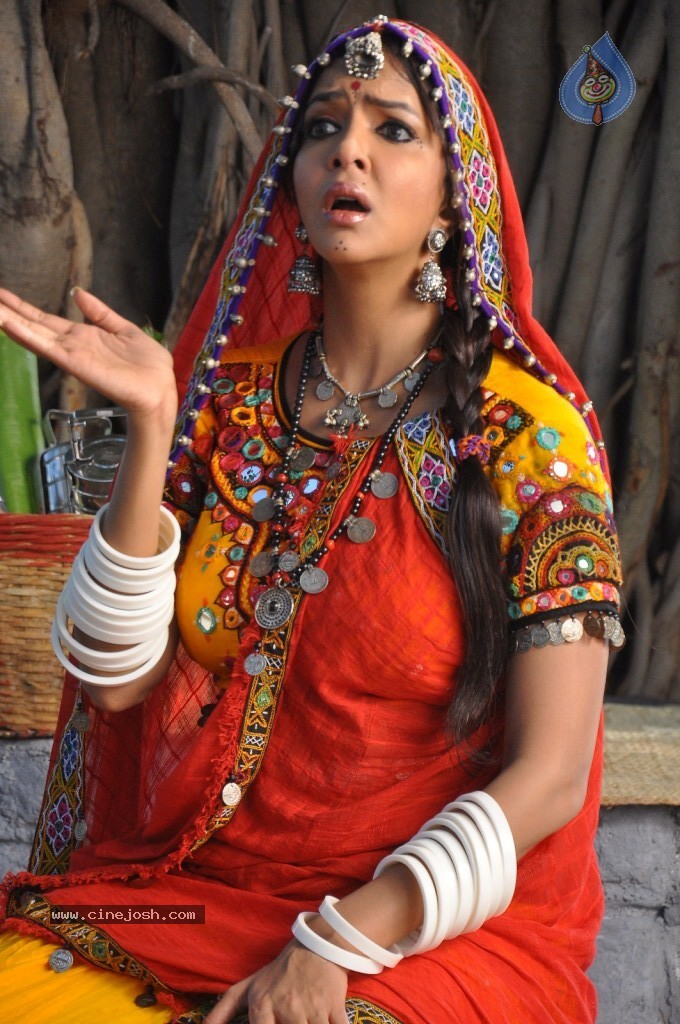 Manchu Lakshmi Prasanna Photos - 50 / 100 photos