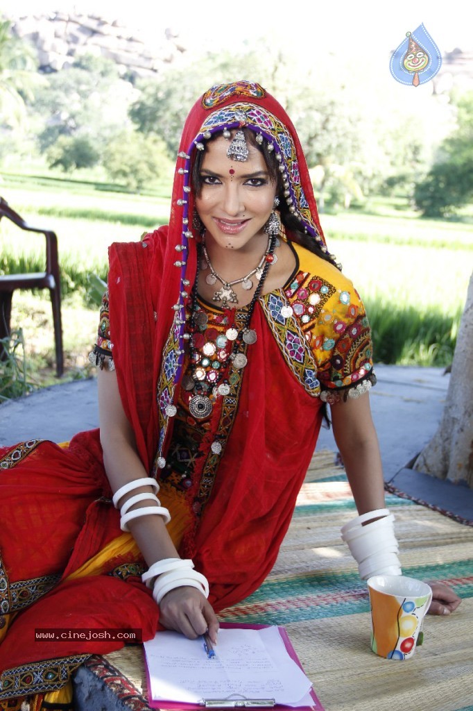 Manchu Lakshmi Prasanna Photos - 96 / 100 photos