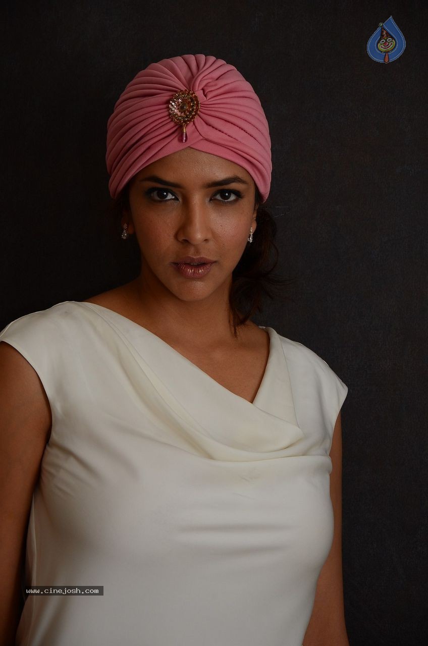Manchu Lakshmi Prasanna Pics - 21 / 27 photos