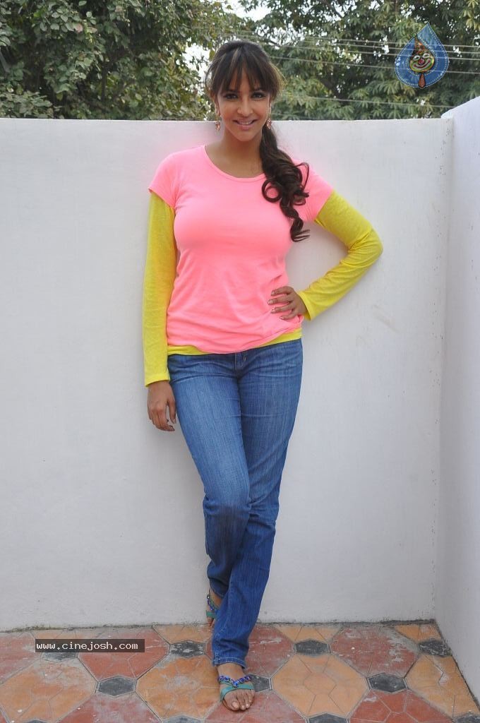 Manchu Lakshmi Prasanna Pics - 34 / 37 photos