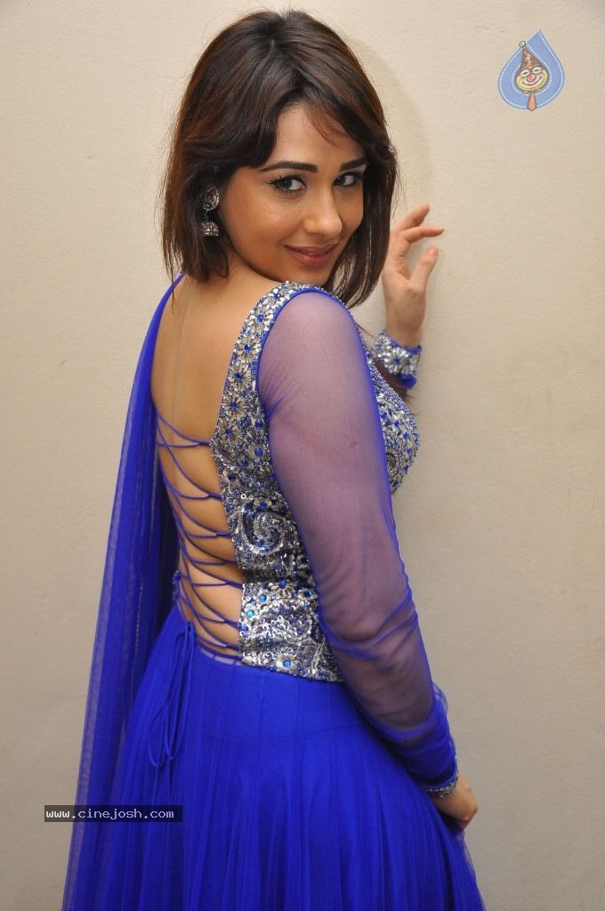 Mandy Takhar Hot Photos - 30 / 126 photos