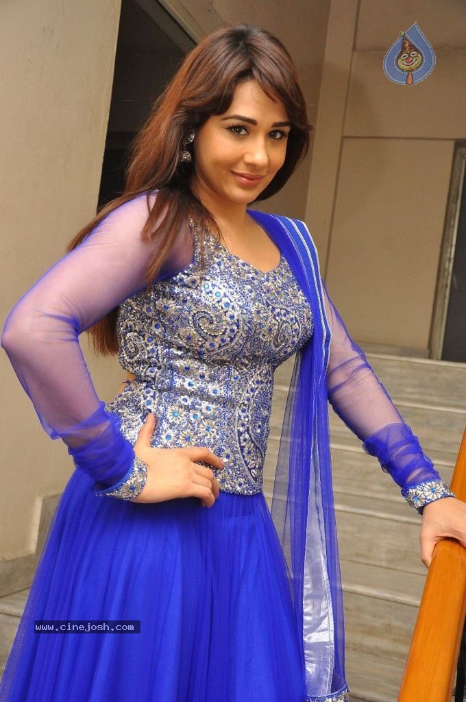 Mandy Takhar Hot Photos - 42 / 126 photos