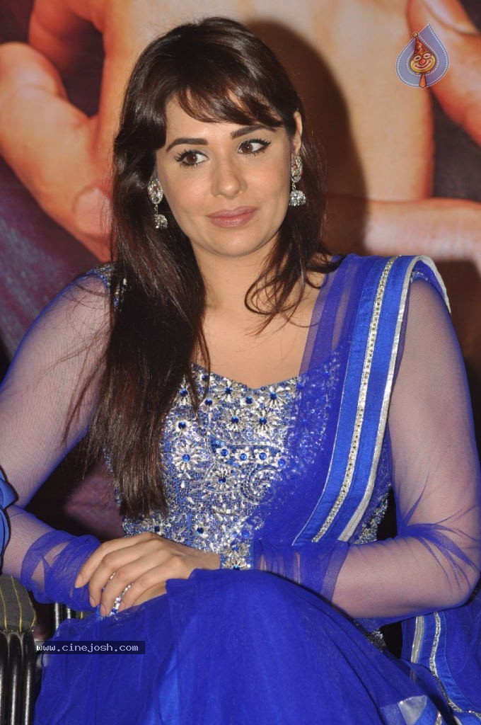 Mandy Takhar Hot Photos - 44 / 126 photos
