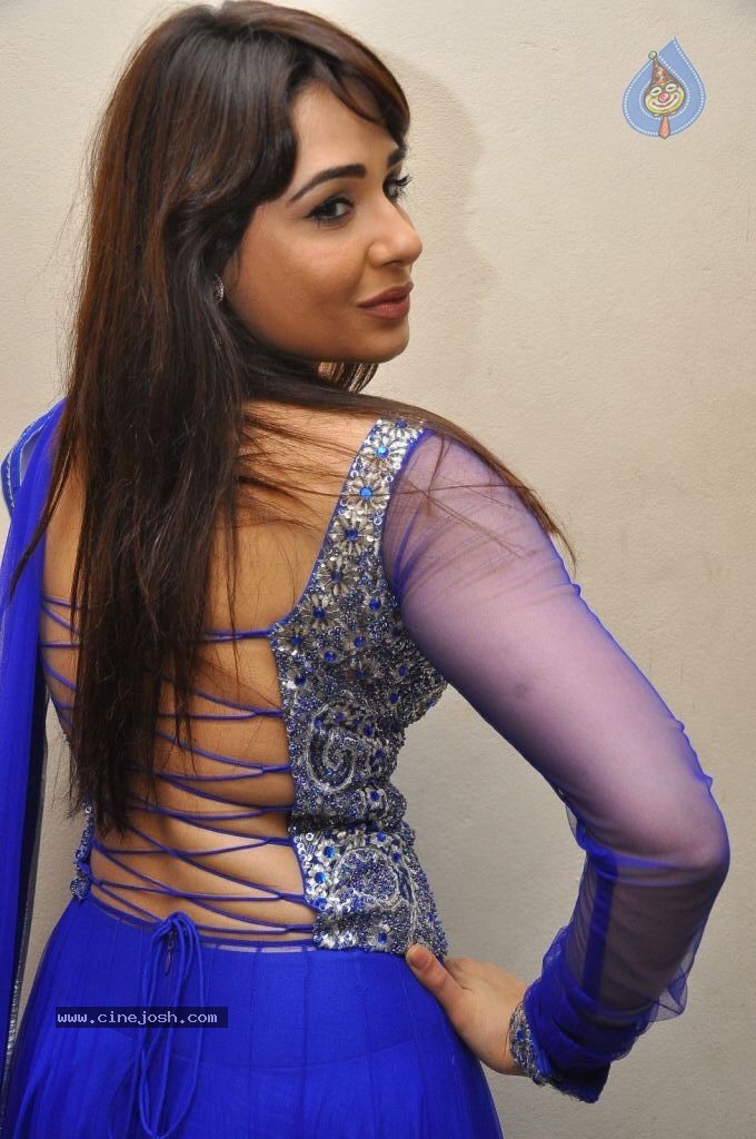 Mandy Takhar Hot Photos - 50 / 126 photos