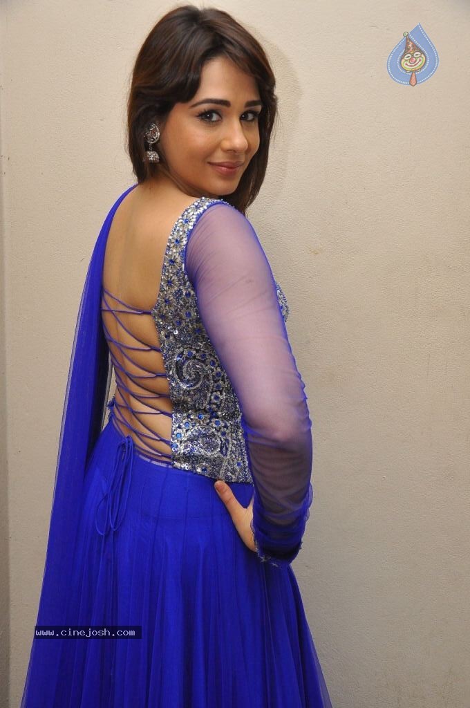 Mandy Takhar Hot Photos - 54 / 126 photos