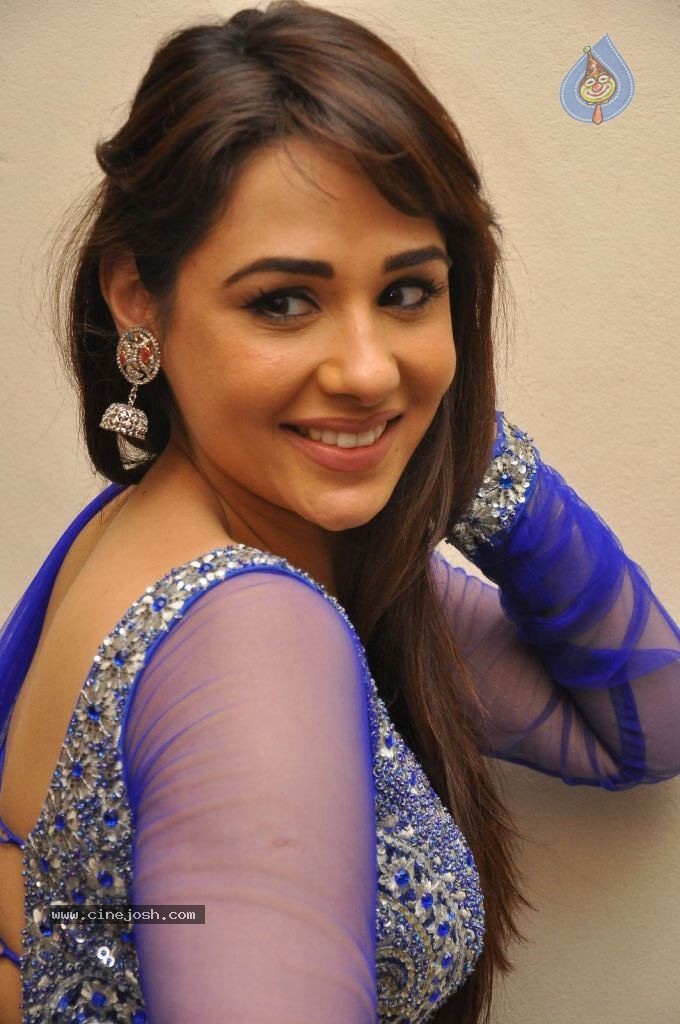 Mandy Takhar Hot Photos - 90 / 126 photos