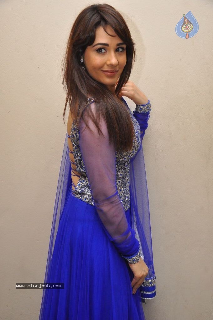 Mandy Takhar Hot Photos - 102 / 126 photos