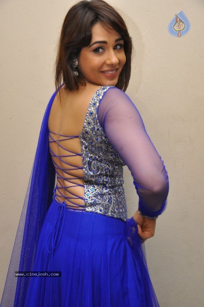 Mandy Takhar Hot Photos - 122 / 126 photos