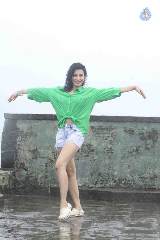 Manisha Kelkar Glamorous Rain Photo Shoot - 7 / 26 photos