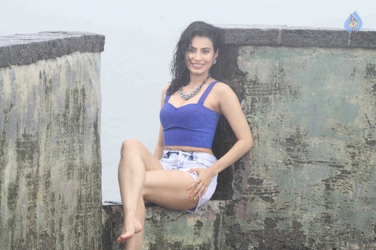 Manisha Kelkar Glamorous Rain Photo Shoot - 19 / 26 photos