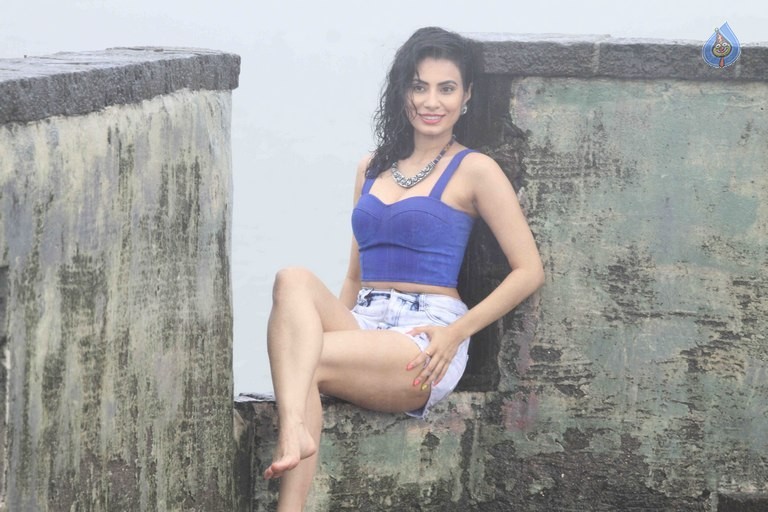 Manisha Kelkar Glamorous Rain Photo Shoot - 21 / 26 photos