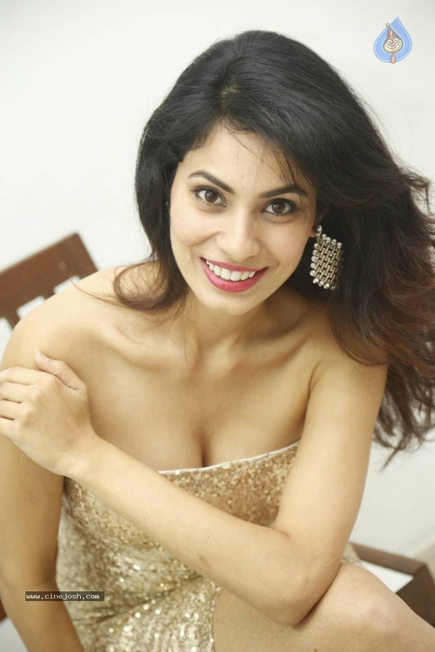 Manisha Kelkar Photos - 10 / 89 photos