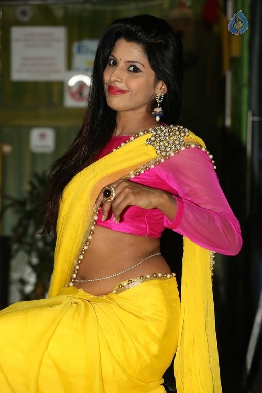 Manisha Pillai New Pics - 17 / 50 photos