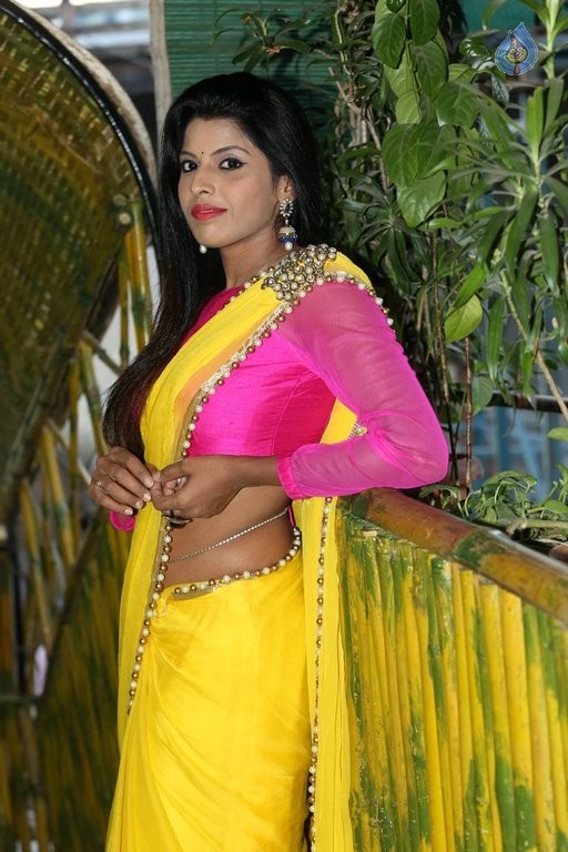 Manisha Pillai New Pics - 27 / 50 photos