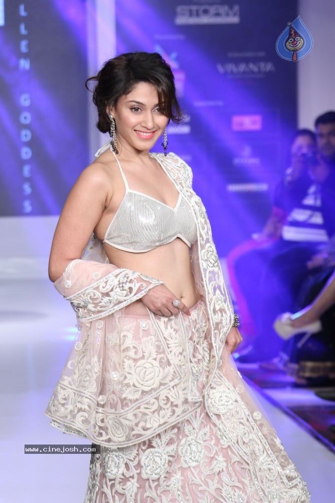 Manjari Phadnis Hot Photos - 6 / 19 photos