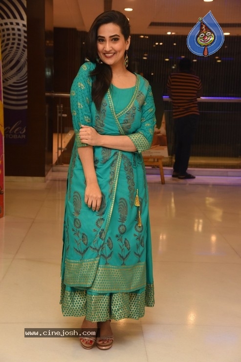 Anchor Manjusha  Photos - 3 / 36 photos